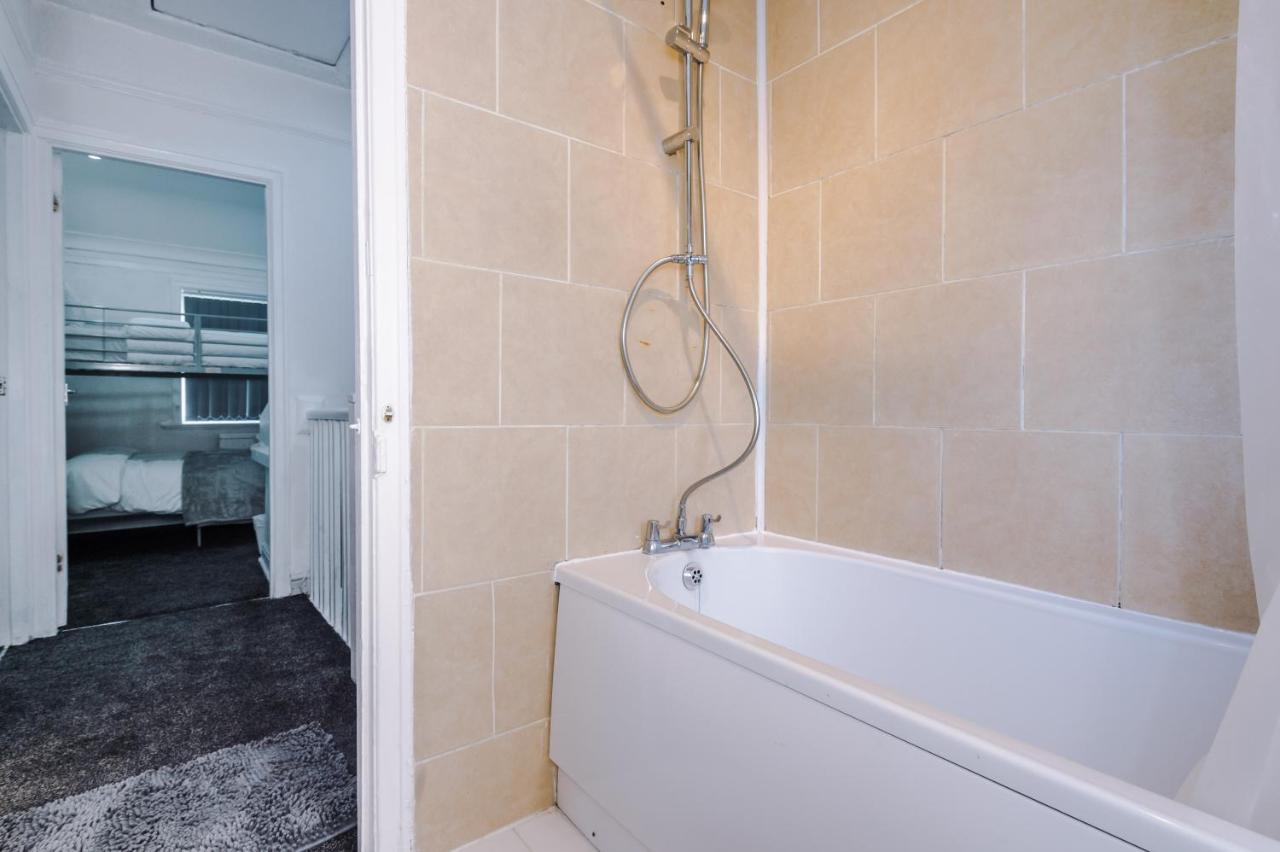 Nice Three Bedroom House In Manchester Buitenkant foto